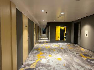 Katil atau katil-katil dalam bilik di HARRIS Hotel & Conventions Gubeng