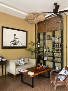 La Maison d'Indochine في هوي ان: غرفة معيشة مع أريكة وطاولة قهوة