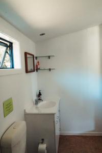 y baño con lavabo y aseo. en The Hen House en Kaipara Flats