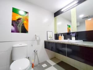 een badkamer met een toilet en een wastafel bij Fahrenheit 88 Bukit Bintang By Manhattan Group in Kuala Lumpur