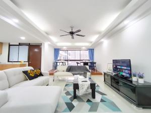 een woonkamer met witte meubels en een plafondventilator bij Fahrenheit 88 Bukit Bintang By Manhattan Group in Kuala Lumpur