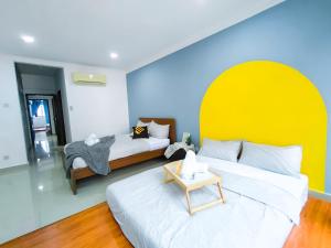 1 dormitorio con 2 camas y pared amarilla y azul en Fahrenheit 88 Bukit Bintang By Manhattan Group, en Kuala Lumpur