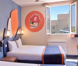 a hotel room with a bed and a window at Explorers Hotel Marne-la-Vallée in Magny-le-Hongre