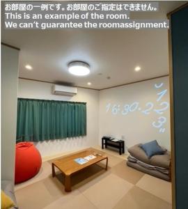 een woonkamer met een tafel en een bank bij Tabist Onsen Petit Hotel Yukori Bandai Atami in Koriyama