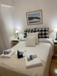 1 dormitorio con 1 cama con toallas en EN EL CORAZON DE PALERMO -CABA-Buenos Aires en Buenos Aires