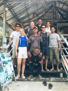 een groep mensen die poseren voor een foto bij Sea View Bungalow in Phi Phi Don