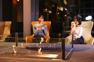 TAOYA Nikko Kirifuri في نيكو: مجموعة من ثلاث نساء يجلسون حول طاولة مع الشموع