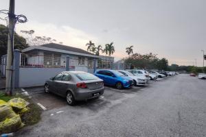 eine Reihe von Autos auf einem Parkplatz in der Unterkunft Equine Park Landed H.stay-Farm in the City-12Pax in Seri Kembangan