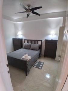 una camera con letto e ventilatore a soffitto di Calinago Friendly Family Sxm a Philipsburg