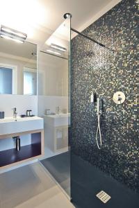 A bathroom at Atypical Rooms Még 37 kép