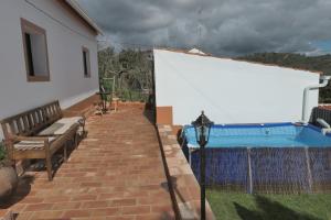 a backyard with a swimming pool and a fence at Casa Alegria in Sabóia