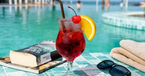 een drankje in een glas met een kers en een sinaasappelschijfje bij Sara Resort in Koh Rong Sanloem