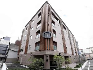 un edificio con un reloj al costado. en Y-HOTEL en Hiroshima
