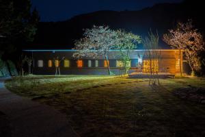 una casa por la noche con las luces encendidas en Megurimegurasu, en Goto