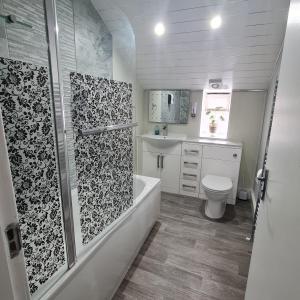 La salle de bains est pourvue d'une douche et de toilettes. dans l'établissement Ulverston Town Centre Flat (2 Bedrooms), à Ulverston