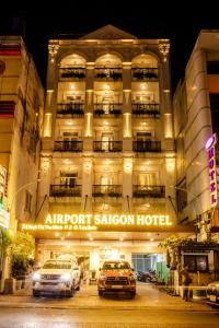 een luchthaven salomon hotel 's nachts met auto's geparkeerd aan de voorkant bij Airport Saigon Hotel - Gần ẩm thực đêm chợ Phạm Văn Hai in Ho Chi Minh-stad