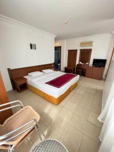 a bedroom with a large bed in a room at Hotel Royal Hill in Antalya