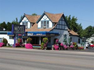 a house with a mote cafe on the side of the street at Holiday Lodge in Sheridan
