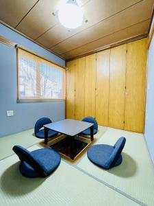 Habitación con mesa y sillas. en 民泊なべやさんち, en Nanae