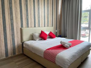 1 dormitorio con 1 cama grande con almohadas rojas en City Kuchai Hotel -Kuchai Lama,Kuala Lumpur, en Kuala Lumpur