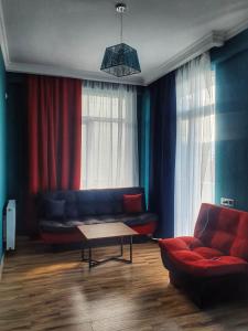 uma sala de estar com um sofá e uma mesa em Marine's flat em Tbilisi