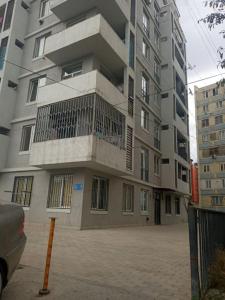 um edifício alto com uma varanda ao lado em Marine's flat em Tbilisi