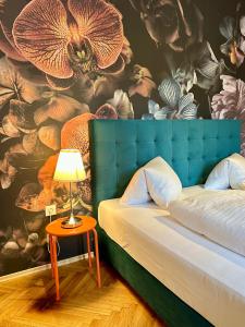 Postel nebo postele na pokoji v ubytování KIRCHENWIRT an der Weinstrasse - Boutique Hotel