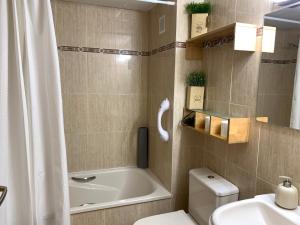 A bathroom at Acogedor apartamento con piscina en Vilafortuny, Cambrils