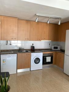A kitchen or kitchenette at Acogedor apartamento con piscina en Vilafortuny, Cambrils
