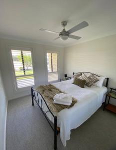 Worragee的住宿－Worrigee Retreat Guesthouse，一间卧室配有一张大床和吊扇