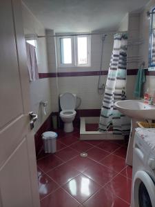 サランダにあるApartment Adiのトイレと洗面台付きのバスルーム +27枚の写真