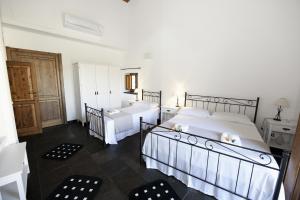a hotel room with two beds and two lamps at La Casa di Matilde in Ragusa