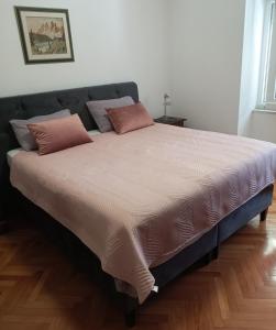duże łóżko z dwoma poduszkami na górze w obiekcie Lina at the best w Krku