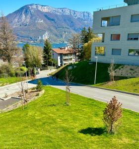 an empty street with a building and a mountain at Lac arte postale in Annecy