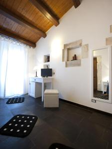 Habitación con mesa, espejo y escritorio. en La Casa di Matilde, en Ragusa
