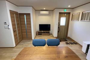 Televízia a/alebo spoločenská miestnosť v ubytovaní 富士山下Cottage-B