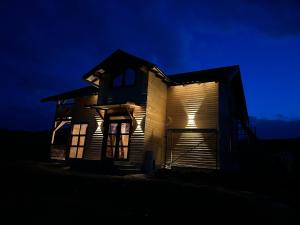 een huis wordt 's nachts verlicht bij Cabana Rustic Sancel 