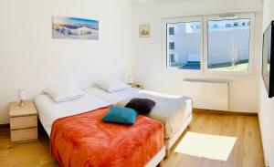 sypialnia z 2 łóżkami i oknem w obiekcie Lac arte postale w Annecy