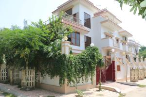 Biały dom z bluszczem na boku w obiekcie Villa Benares w mieście Waranasi