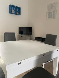 A television and/or entertainment centre at Casa Vacanza SUN & RELAX