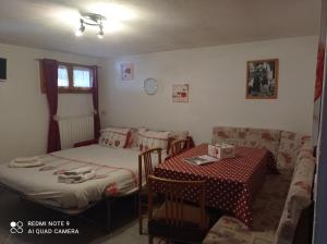 um quarto com duas camas e uma mesa e uma mesa e cadeiras em canton 520 camera matrimoniale e appartamento self check in em Livigno