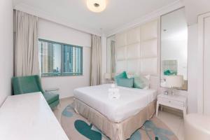 Postel nebo postele na pokoji v ubytování 1BR Downtown Dubai suite with stunning views