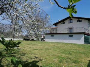 una casa blanca con un gran patio delante en Gaiko Etxe Berri, en Aizarnazábal