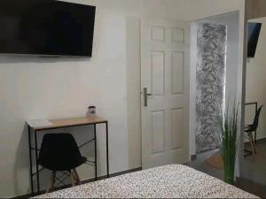 TV a/nebo společenská místnost v ubytování Chambre diamants