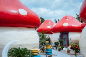 une maison au toit de champignons rouges et blancs dans l'établissement MUSHROOMS INN, à Semporna