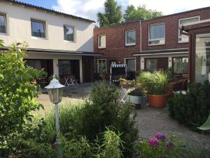 a garden in front of a house at City Hostel by beans parc in Wilhelmshaven