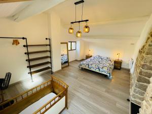 sypialnia z łóżkiem i schody w pokoju w obiekcie Le Planzollais w mieście Planzolles