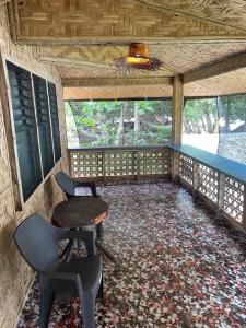 Rõdu või terrass majutusasutuses Borbon's Treehouse By the Sea