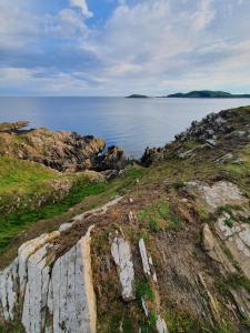 un grande bacino d'acqua con rocce e l'oceano di Kirkcudbright Holiday Apartments - Apartment E a Kirkcudbright