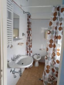 bagno con lavandino e servizi igienici di Hotel Migani a Rimini